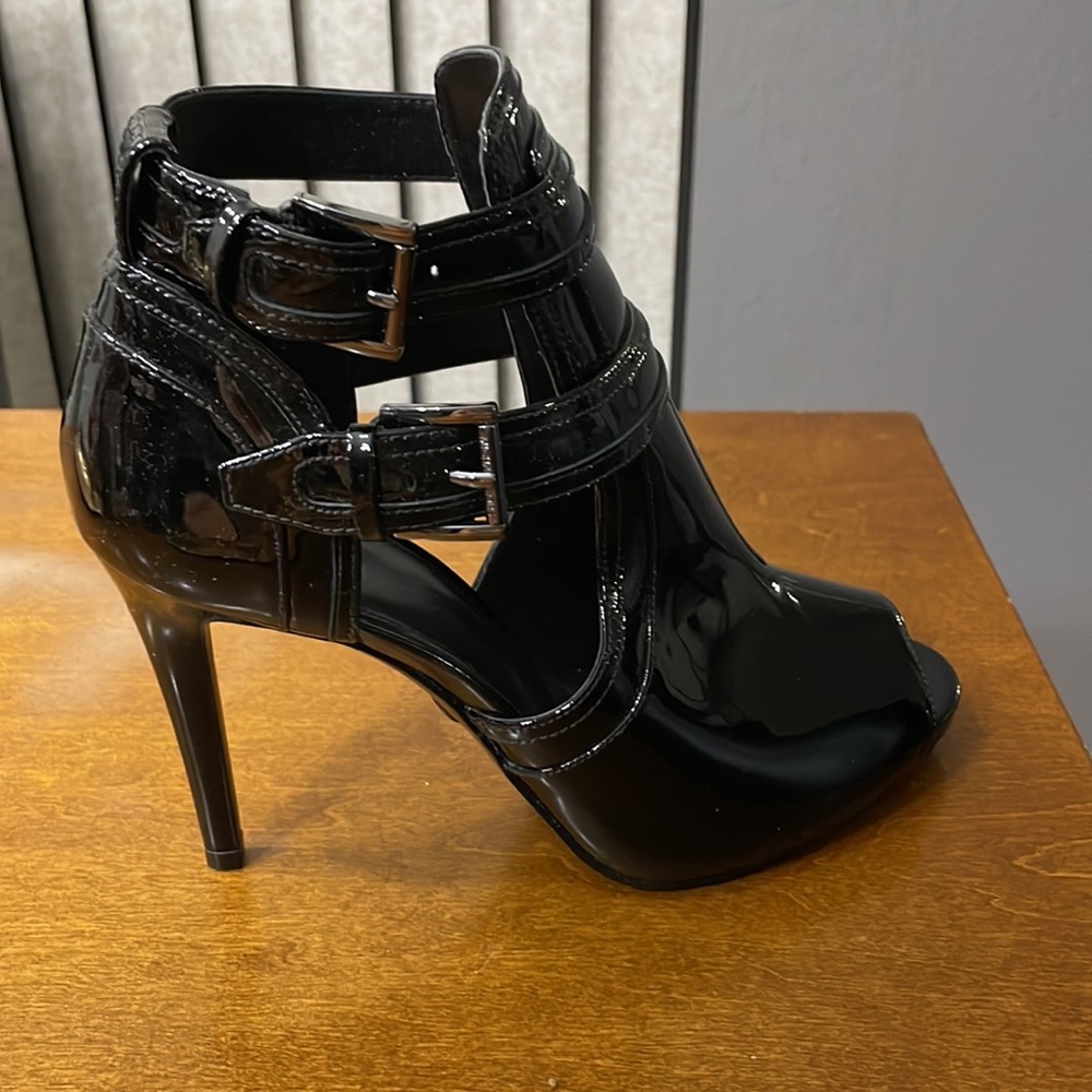 Shoes - Picture 4 of 5